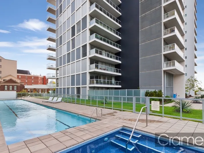 ONE BEDROOM APARTMENT WITH HUGE ENTERTAINER'S COURTYARD. STUNNING INTERIORS. POOL. GYM. CONCIERGE.