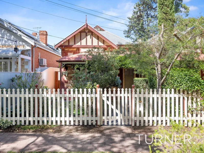Single-fronted cottage with rear access and one surprise after another located on the city fringe.