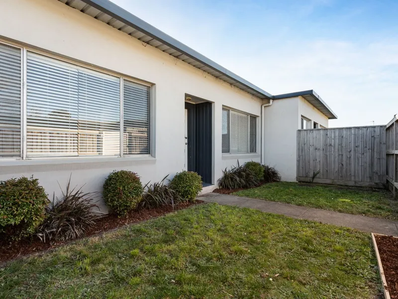 Neat Townhouse Perfectly Positioned In Lake Wendouree