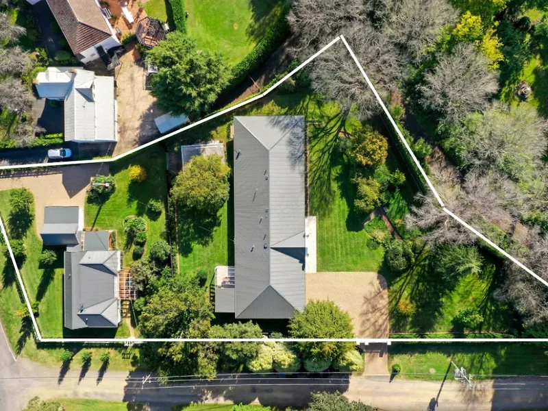 Seldom does an opportunity come knocking to acquire two homes on one title in the very heart of Burradoo
