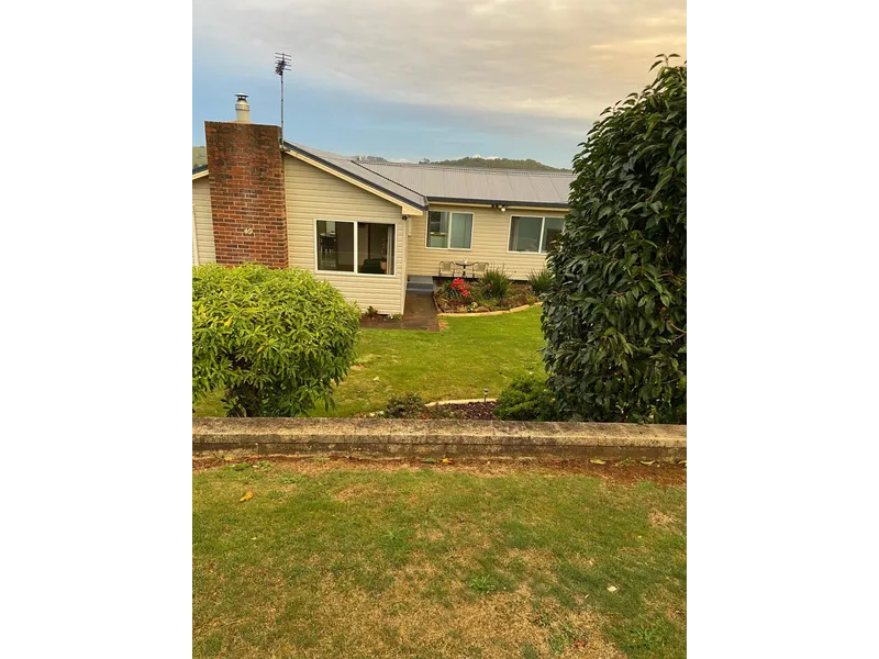Lovely neat clean home close to beach and reserves. Quiet suburb.
