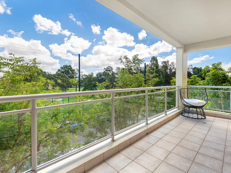 Spacious apartment with leafy golf course views