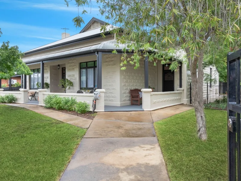 Grow into bayside villa glamour on a corner 721m2* block