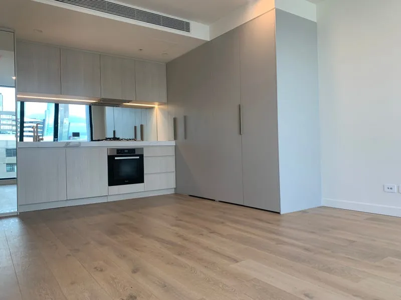 Perfect VACANT Spacious Living at the CBD Fringe with 2 carports!
