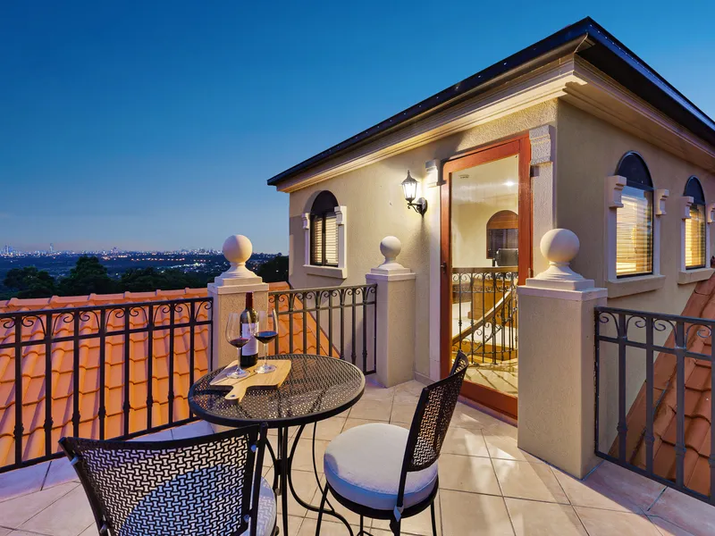 Stunning Gold Coast Mansion in the Hills!