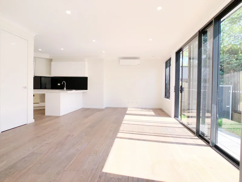 Close to Chadstone – Brand New, Large and Well-Lit House with Unbeatable Location – Double Carpark!!