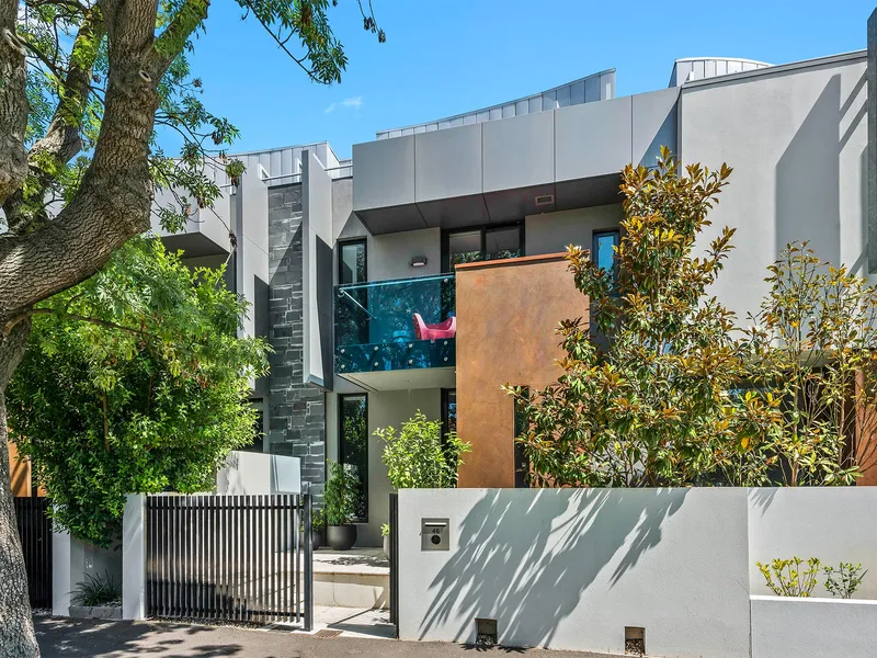 SPACIOUS TOWN RESIDENCE WITH LIFT