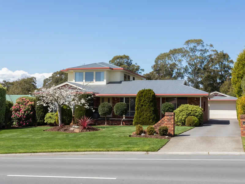 Beautiful family home, multiple living rooms, private backyard on 1139m2 with pool