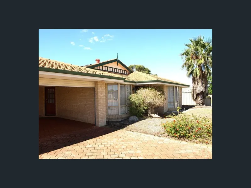 LARGE 4 BEDROOM HOUSE IN A QUIET STREET