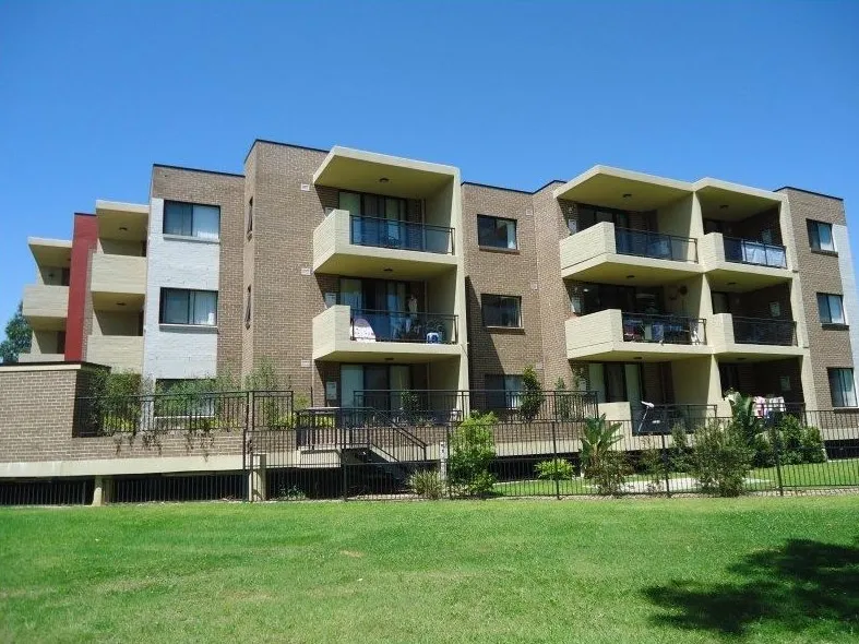 Modern Unit With Pleasant Convenient Location