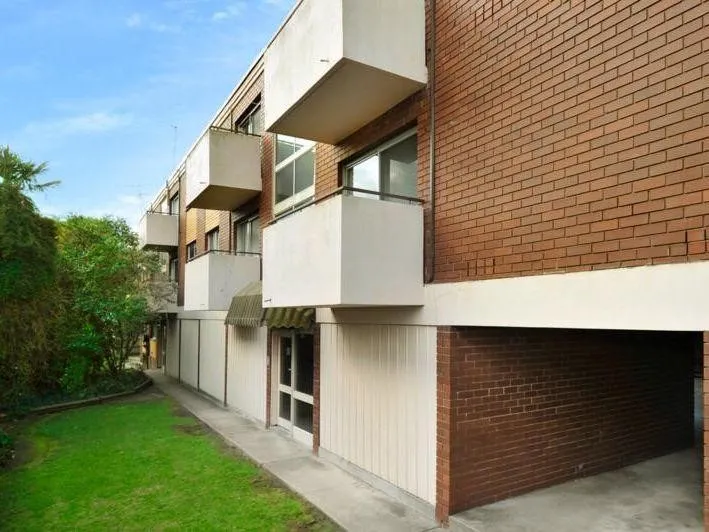 TWO BEDROOM UNIT - CLOSE TO IT ALL