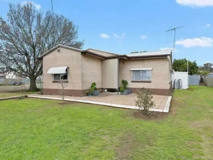 HOUSE ON LARGE DOUBLE BLOCK OF 1800M2 - SUB-DIVIDABLE (STCA) - GREAT RETURN ON INVESTMENT