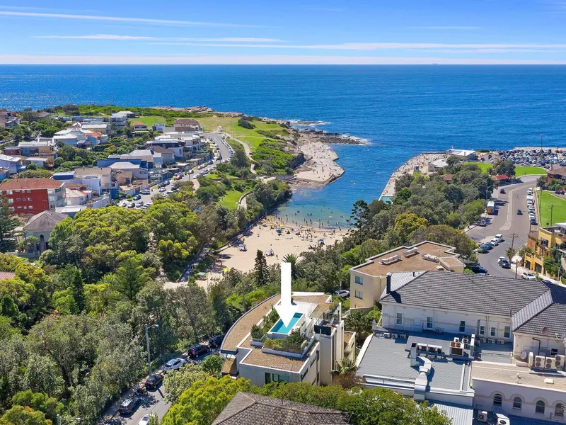 Take Centre Stage In This Expansive Executive Apartment, Opposite Clovelly Beach