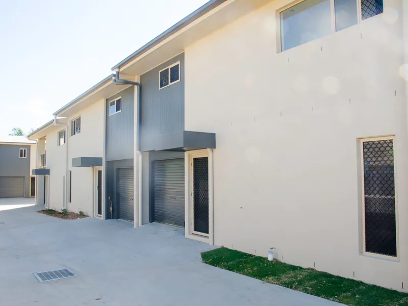 EXECUTIVE TOWN-HOUSES IN GREAT COMPLEX IN THE HEART OF TOWN