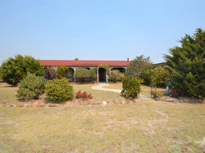 STANTHORPE – ATTRACTIVE 4 BEDROOM BRICK HOME – 829M2 EASY CARE CORNER BLOCK