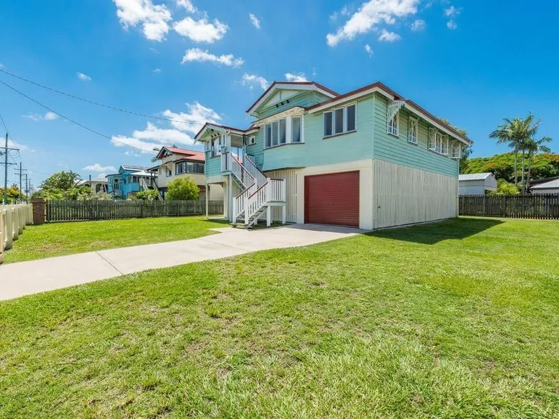 CHARMING 3 BEDROOM QUEENSLANDER IN HOSPITAL PRECINCT & CBD!
