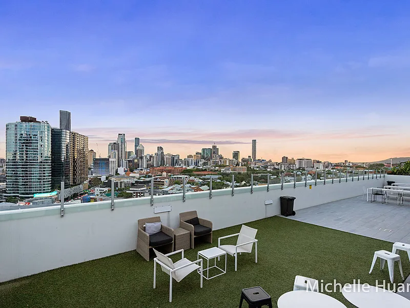 INNER CITY LIVING AT ITS BEST ! MUST BE SOLD!