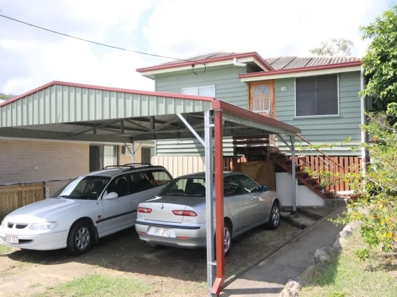 CLASSIC HIGH SET WEATHERBOARD HOME WITH AS NEW KITCHEN AND BATHROOM PLUS A DOUBLE CARPORT