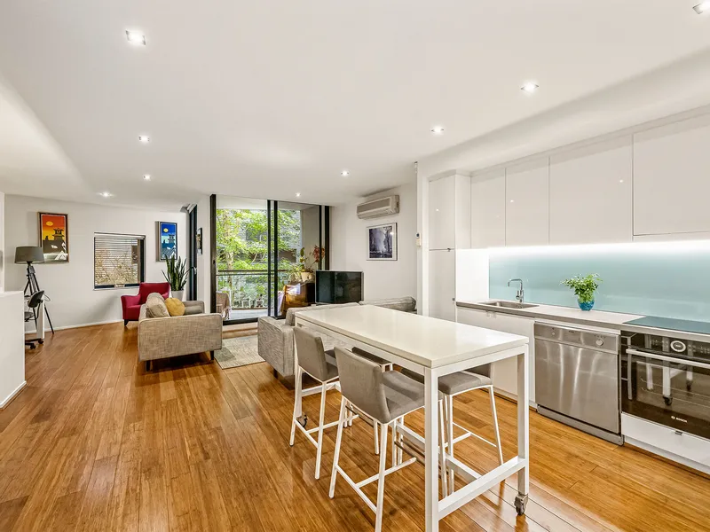 Beautifully Renovated 3 Bedroom Abode On The River