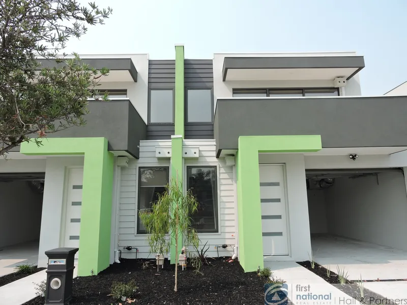 STYLISH TOWNHOUSE, IDEALLY LOCATED
