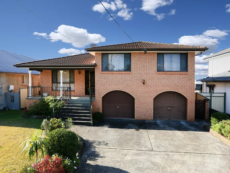 Brick veneer home on huge 722m2 block!