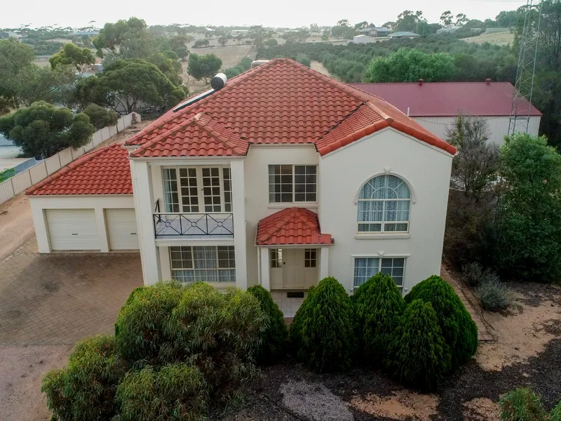 VIEWS GALORE IN TWO STOREY HOUSE WITH LARGE ROOMS