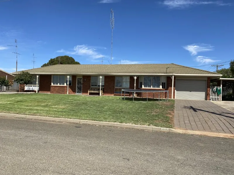 Lovely 4BR home on edge of town!!