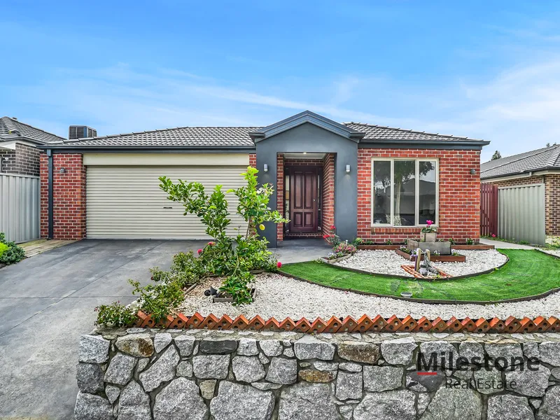 Elegant Family Home in Cranbourne East Hunt Club Estate!!