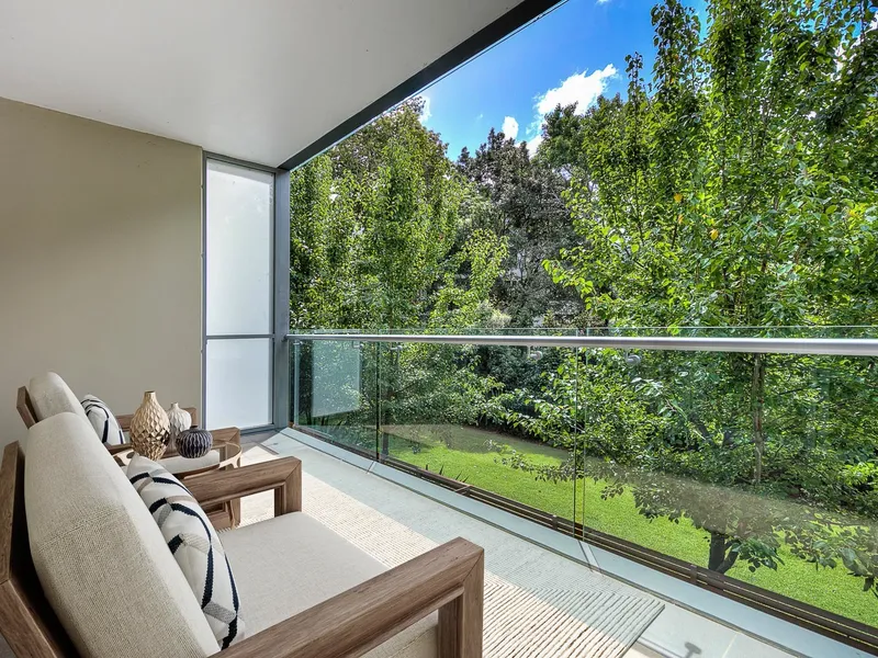 Designer Apartment Footsteps From The Village Precinct 