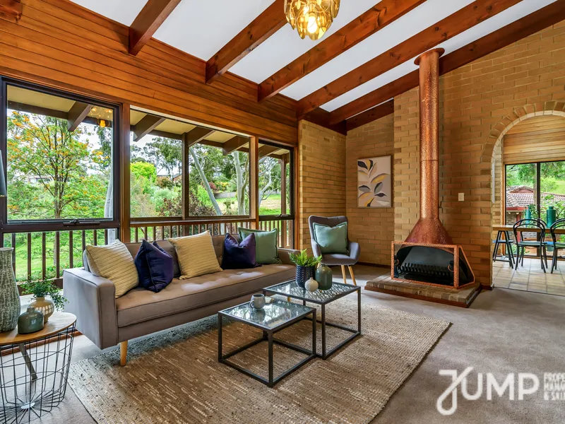 Retro Décor, Cul De Sac Location & Surrounded By Parklands...