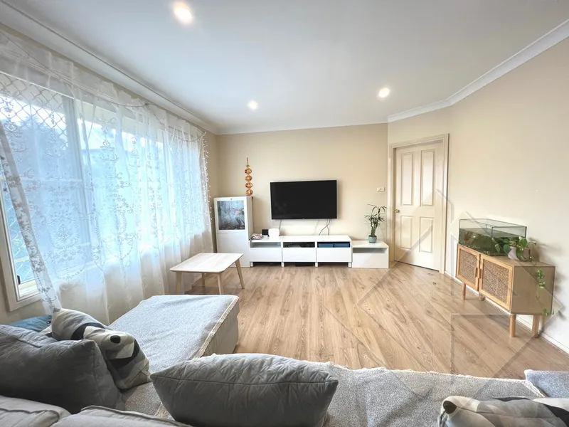 3 Bedroom Timber floor Villa 5 min walking to Denistone East Public School