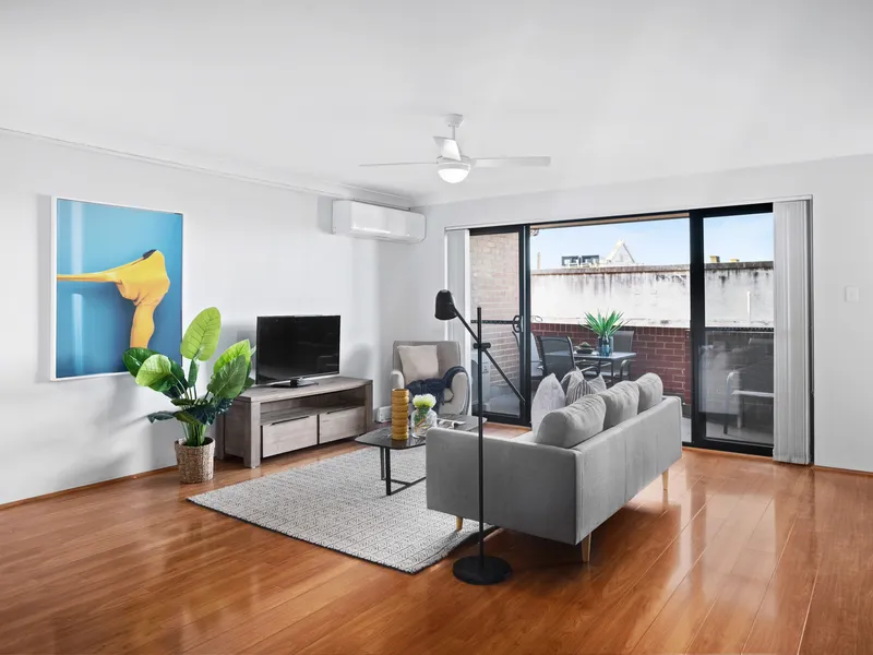 A spacious top floor retreat in a lifestyle hotspot