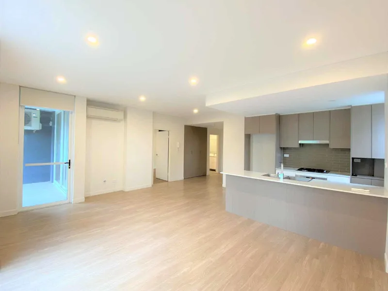 ONE WEEK FREE RENT!  Luxurious Modern Apartment with Split System AC!
