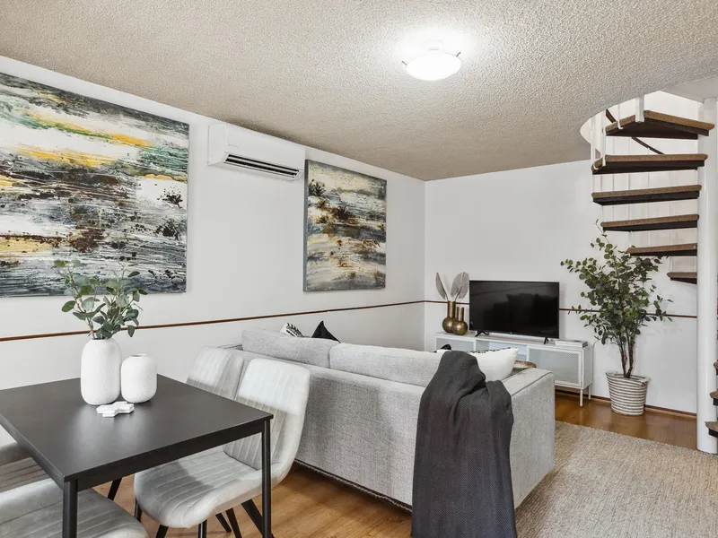 Comfort Townhouse Living in Great Location!