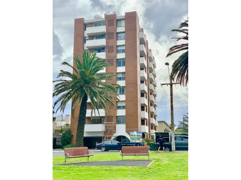 Top-floor penthouse-style apartment with amazing bay and city views