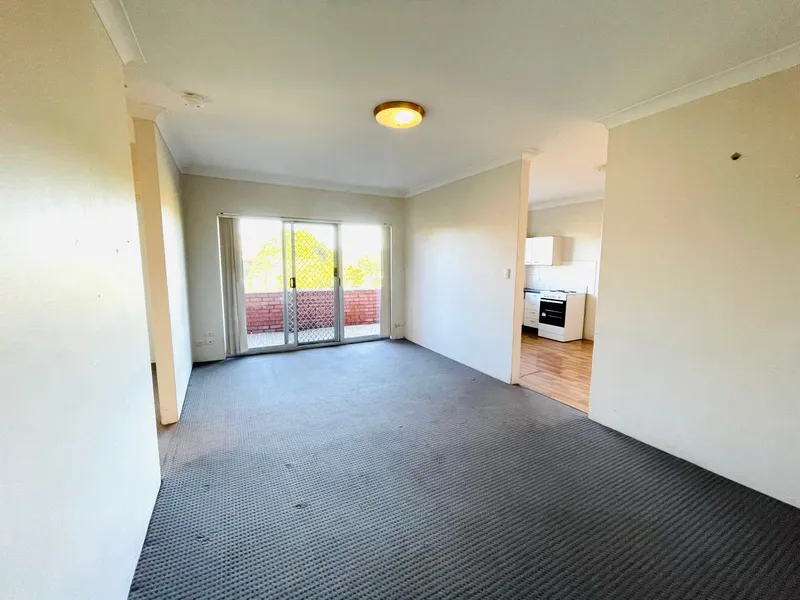 SPACIOUS UNIT, GREAT LOCATION!!!
