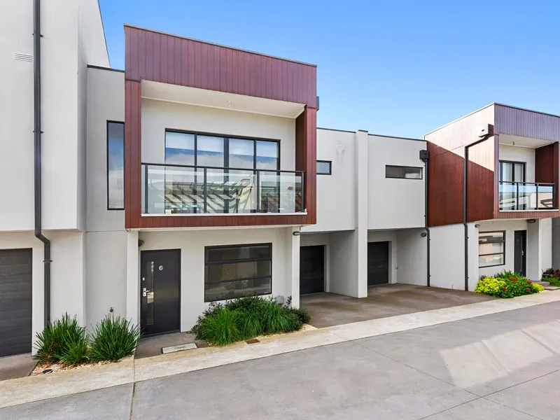 Well appointed townhouse in the heart of Mornington