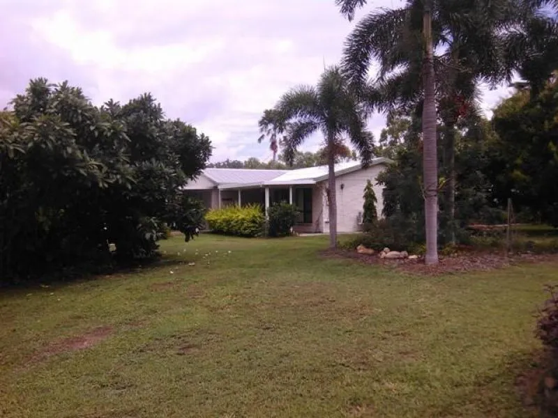 Tropical retreat getaway 20 minutes from town