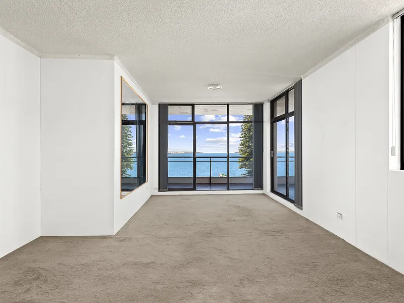 Beachside apartment with amazing water views