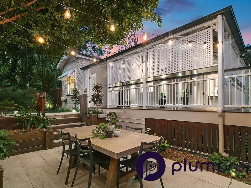 Luxury Queenslander with Dual Living!