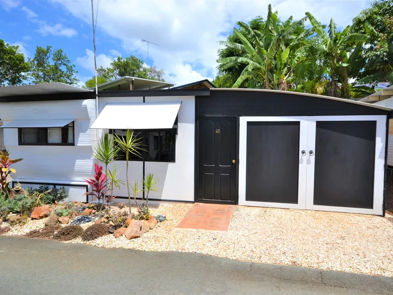 FISHERMAN'S PARADISE!!! - ON THE MAROOCHY RIVER AT BLI BLI - LOVELY AIR CONDITIONED HOME IN VILLAGE OPPOSITE CONVENIENCE STORES - FOR OVER 50s