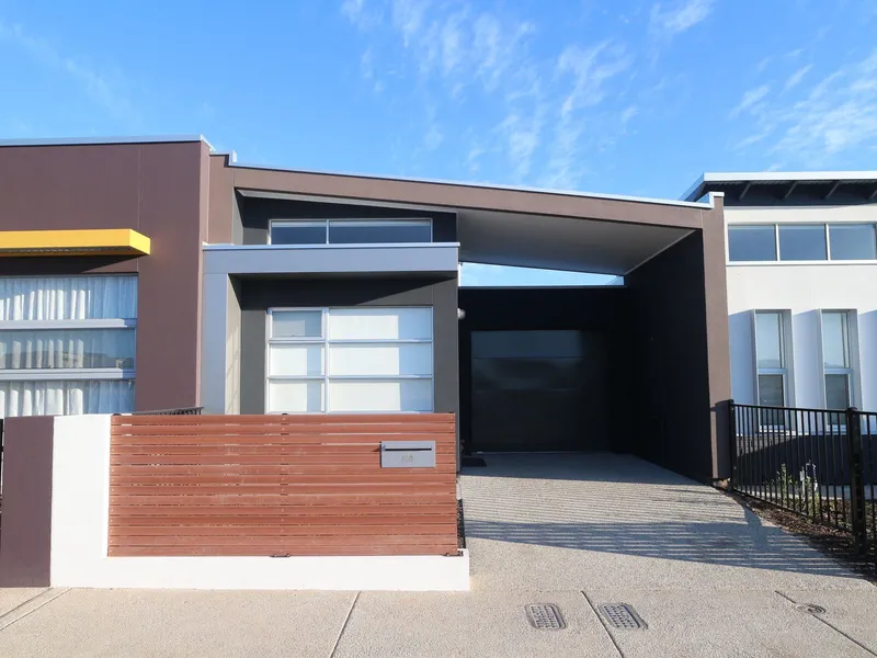 MODERN HOME OVERLOOKING PARKLAND - LIGHTSVIEW