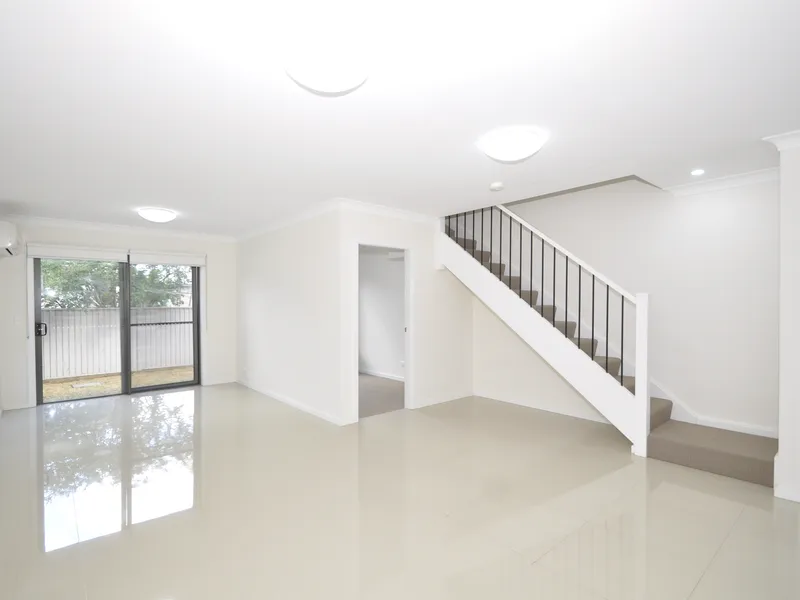 Modern Townhouse With Comfort Backyard