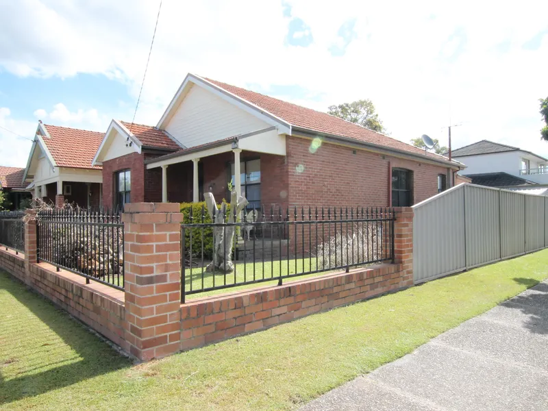 Classic Hamilton Home, walk to Park & cafes