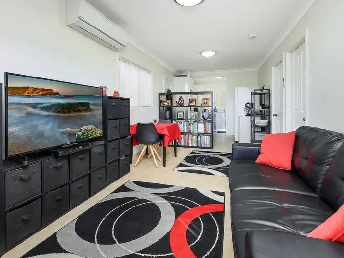 Granny flat with car space 