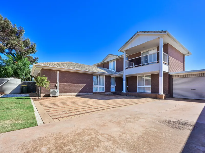 FEATURE PACKED DOUBLE STOREY FAMILY ENTERTAINER