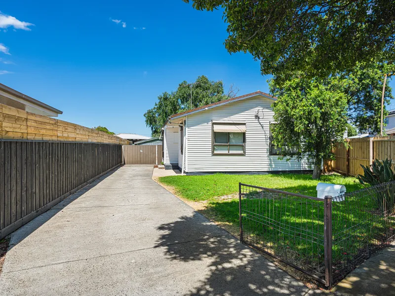 Neat 2 Bedroom Home, Available Now!