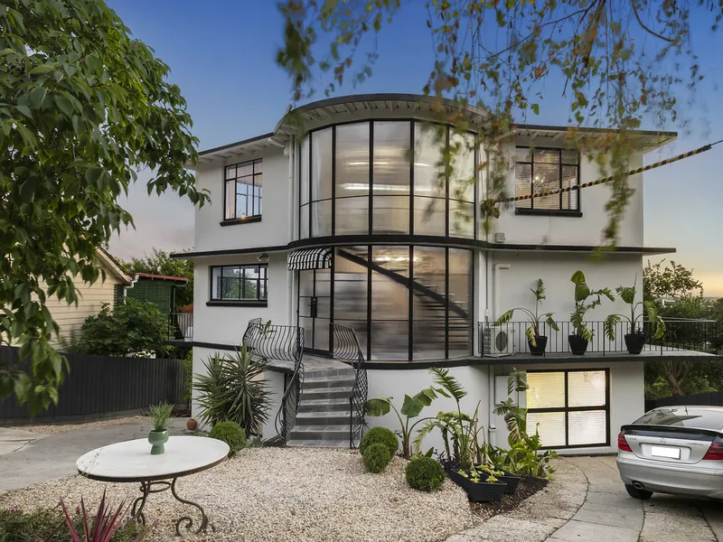 The Round House - unique mid-century marvel with panoramic views