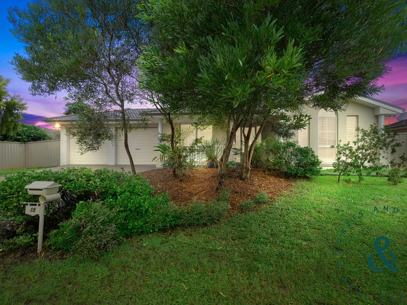 FAMILY HOME WITH MULTIPLE LIVING AREAS & POOL