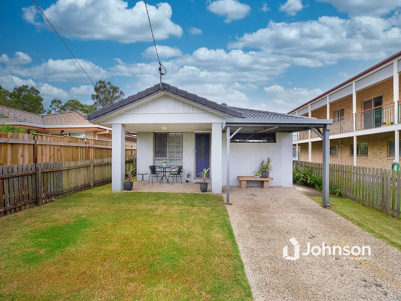 Classic Wynnum Low set brick home!